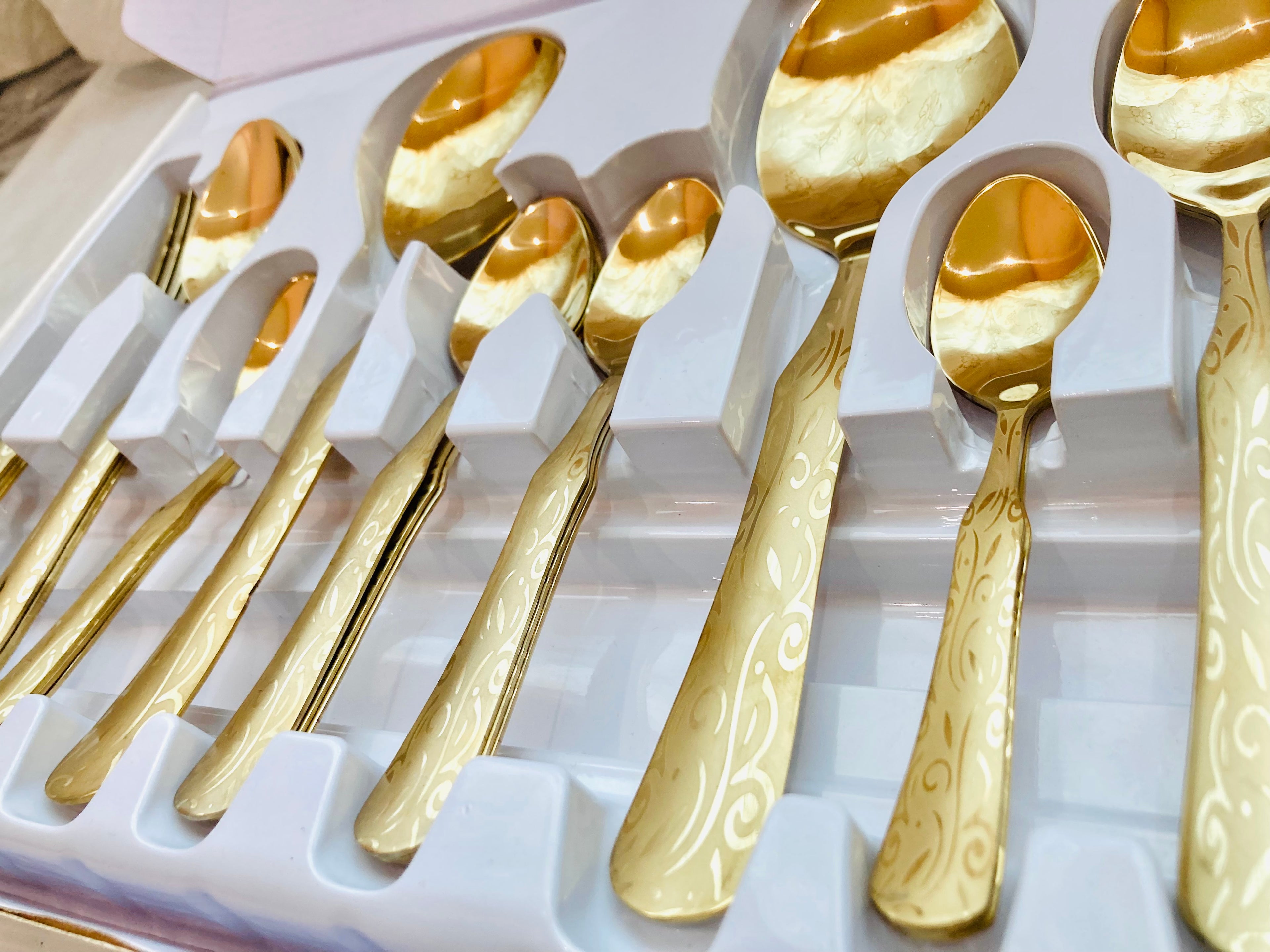 29-Piece Stainless Steel Cutlery Set – Gold Finish Flatware Set with White Floral Handles | Luxury Dinnerware | Spoons, Forks & Serving Utensils | Housewarming Gift